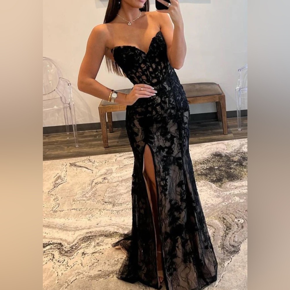 Elegant Black Lace Strapless Prom Gown